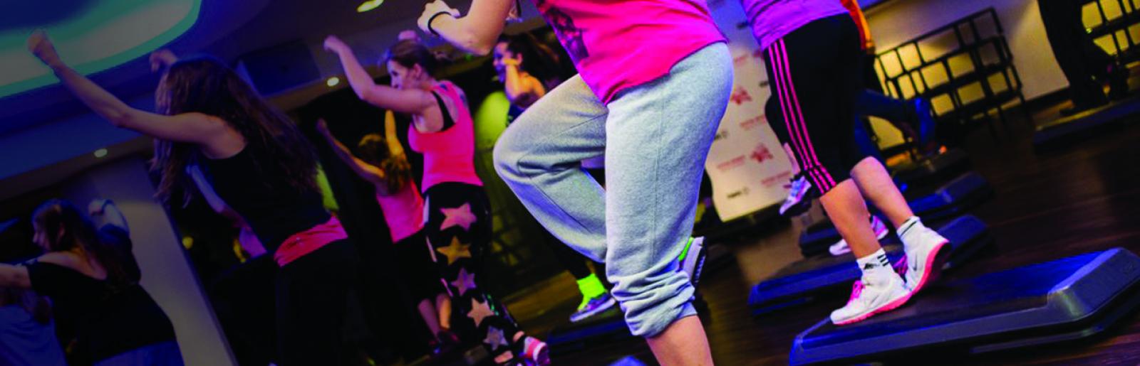 fitness-first-group-class-1440x420 (heropagebanner)zumba step-hero