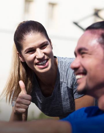 personal trainer motivating trainee personal trainer motivating trainee